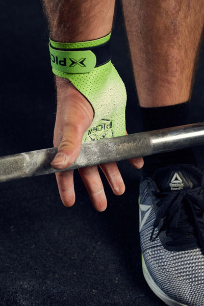 Una mano con una callera cogiendo una barra